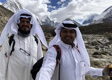 شاهد... شقيقان يتسلقان قمة إيفرست بالزي السعودي