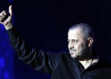 فتاة تجهش بالبكاء في حفل الوسوف فيطلب منها الصعود إلى المسرح