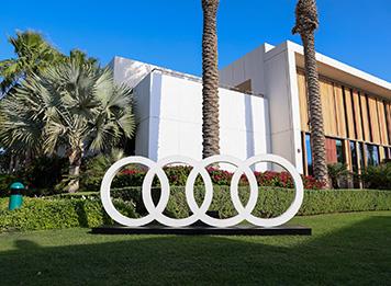 أساطير كُرة القدم توجهوا إلى حفل "جوائز دبي جلوب سوكر 2024" في سيارات Audi الفاخرة
