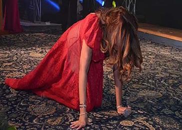 اضغط لمشاهدة الفيديو: لحظة سقوط أشهر فنانات العرب على المسرح