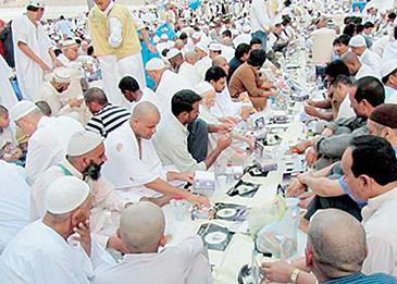 موائد إفطار رمضان تعود للحرم المكي