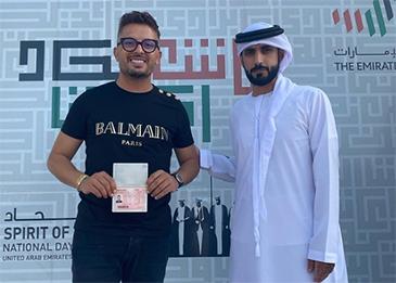 الفنان المغربي حاتم عمور يحصل على الإقامة الذهبية في الإمارات