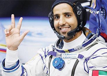 شاهد هزاع المنصوري بلباس كازاخي تقليدي في أول مؤتمر صحفي له بعد عودته
