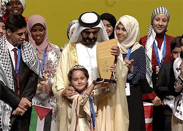 شاهدوا ماذا فعل الشيخ محمد بن راشد خلال تكريم بطلة تحدي القراءة العربي... لفتة أبوية مؤثرة