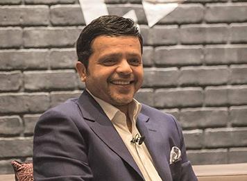 الفنان محمد هنيدي يُعلن حصوله على الجنسية السعودية