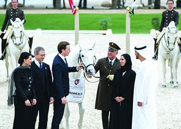 اضغط لمشاهدة الصور: الخيول الإسبانية تبهر الجمهور الإماراتي في أول عروضها في الشرق الأوسط