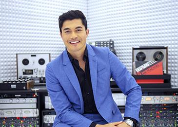 من مقدم برنامج تلفازي لنجم فيلم ‘Crazy Rich Asians’ الناجح: نظرة على رحلة نجاح هينري جولدينج