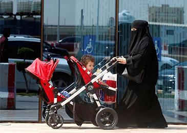 السعودية تربط تجديد إقامة أبناء الوافدين بالبصمة وجواز السفر المستقل