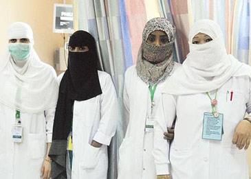 اضغط لمشاهدة الفيديو: مريم ووفاء تنقذان شابًا ابتلع لسانه نتيجة حادث في حائل