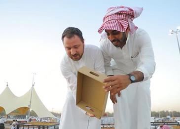 شاهد بالفيديو: شاب إيطالي يوثق تجربته في العمل كدلال لبيع التمور بسوق بريدة!
