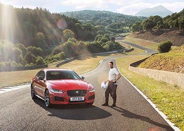 جاكوار XE تسجل إنجازاً جديداً على حلبة سباقات منسية في فرنسا