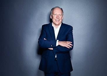 مدير التصميم في جاكوار يحصل على جائزة "الأيقونة" من معرض لندن للسيارات الكلاسيكية