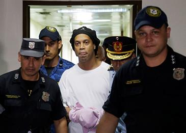 ميسي يتعهد بدفع 3 ملايين دولار لسداد كامل ديون " رونالدينيو"