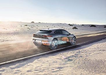 جاكوار I-PACE تفوز بثلاثة ألقاب ضمن جوائز العام العالمية للمحركات ونواقل الحركة