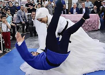 لاعبة جودو تطرح عريسها أرضاً في حفل الزفاف