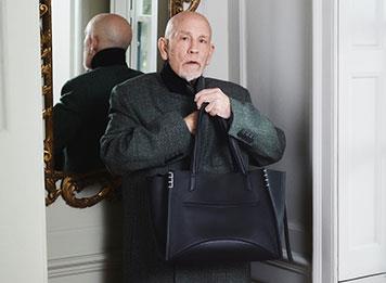 الممثل جون مالكوفيتش نجم حملة حقيبة Loafer  من JW ANDERSON