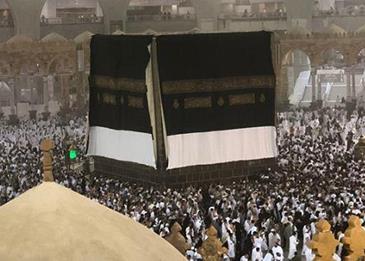 شاهد بالفيديو: رياح شديدة تزيح كسوة الكعبة قبل ساعات من استبدالها!