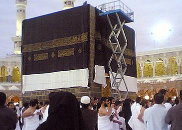 شاهد بالفيديو: استبدال كسوة الكعبة بالثوب الجديد