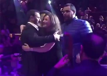 اضغط لمشاهدة الفيديو: كاظم الساهر ينقذ معجبة أرادت احتضانه على المسرح!