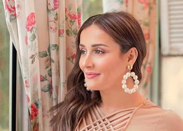 اضغط لمشاهدة الفيديو: سقوط الفنانة كندة حنا في حفل تكريمها بمهرجان الإسكندرية السينمائي