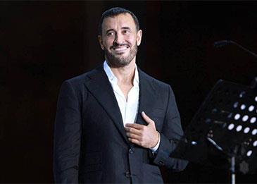 شاهد... فتاة تنقض على كاظم الساهر في حفل
