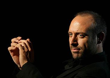 شاهد لحظة الاعتداء على النجم التركي " خالد أرغنيش" في أحد الشوارع