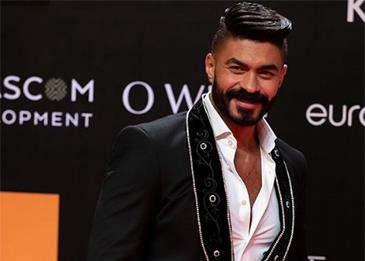 الفنان المصري خالد سليم يرتدي "جاكيتًا" مطرزًا بالألماس سعره مليون دولار