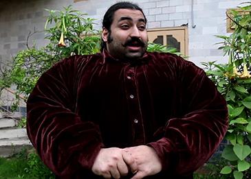 "خان بابا" باكستاني يبحث عن شريكة لحياته وزنها أكثر من 102 كيلوغرامات