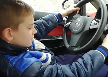 بالفيديو: طفل يقود سيارة على طريقٍ عامٍ بسرعة 120 كلم/الساعة!