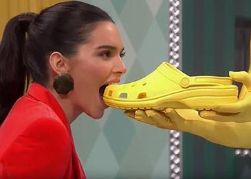 اضغط لمشاهدة الفيديو: كيندال جينر تأكل حذاءً مباشرة على الهواء!