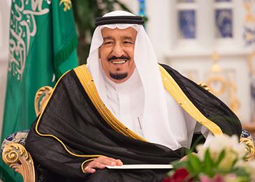 شاهد رد فعل الملك سلمان تجاه امرأة حاولت تقبيل يده