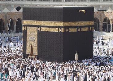 نشر صور نادرة لعملية وضع الإطار الفضي للحجر الأسود في الكعبة