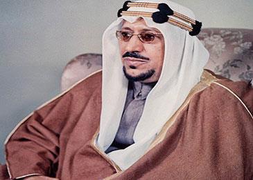 فيديو نادر للملك سعود يوثق كيف يقضي وقته مع أولاده