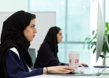 السعودية تطالب بمراعاة عدد من الضوابط لعمل المرأة