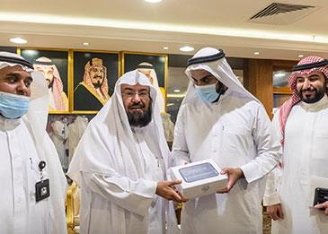 السعودية تدشن أول جهاز لمصحف الإلكتروني بلغة برايل
