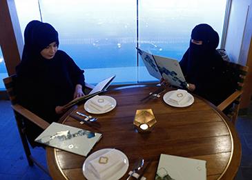 صحف سعودية توضح حقيقة السماح بتقديم الكحول في مطاعم ومقاهي المملكة