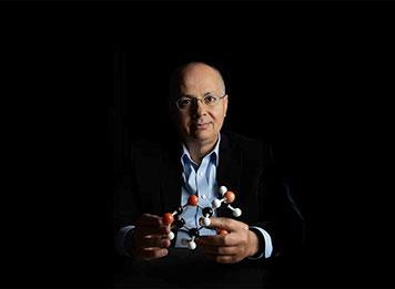 سعودي من أصل فلسطيني يفوز بجائزة نوبل للكيمياء