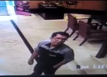 هاتف سامسونغ يشعل النيران في ملابس عامل بفندق .. فيديو