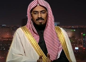 بالصور: داعية سعودي يثير غضب السعوديين بصورته مع شقيقته!