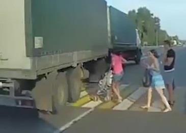 فيديو مزعج .. أم تنقذ طفلها في اللحظة الأخيرة