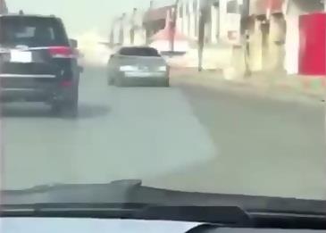 بالفيديو .. سيارة تسير للخلف في أحد شوارع الرياض