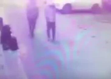 بالفيديو .. سرقة جوال سيدة أمام متجر