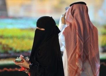 تطلب الخلع لأنه يفضلها عن أهله