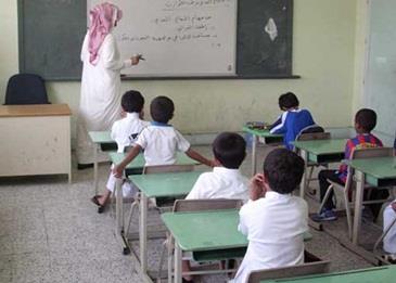 بالفيديو .. معلم يتعرض للاعتداء من قبل ثلاثة أشقاء