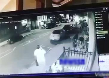 شاهد .. العصابة التي تستهدف الخليجيين في لندن تسرق سائح في الشارع