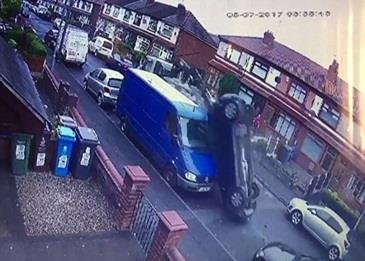 فيديو مزعج .. شاحنة تصطدم بمحموعة من السيارات في الشارع .. ومفاجأة غريبة بخصوص الشاحنة