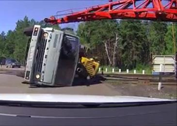 تهور سائق يؤدي إلى وقوع كارثة .. فيديو