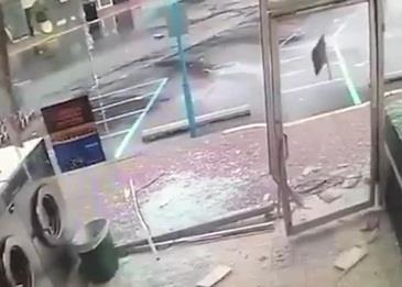 سيارة تقتحم مغسلة عامة... شاهد الفيديو