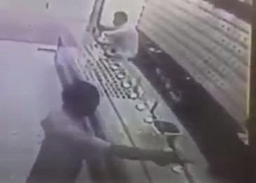 الشرطة تقبض على المتهم في إطلاق النار داخل محل بيع المجوهرات .. فيديو
