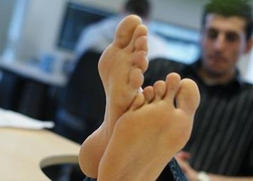 اعتقال رجل بسبب رائحة قدميه